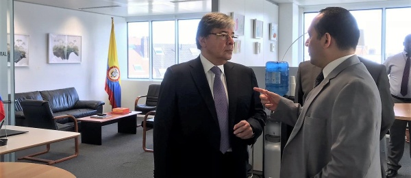 Canciller Carlos Holmes Trujillo recorrió las instalaciones del Consulado de Colombia en Bruselas